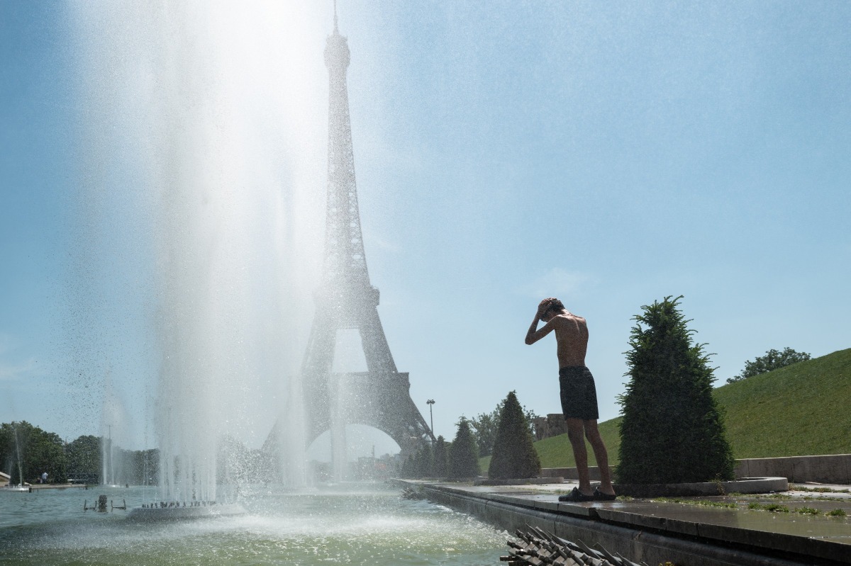 French citizens use different ways to cool down