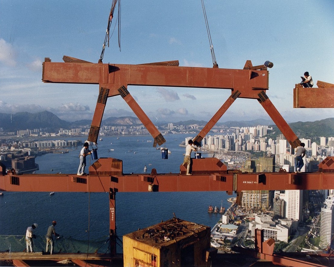 80年代，工人在高空興建中銀大廈的情況，觸目驚心。（圖片來源：LERA Consulting Structural Engineers官網）