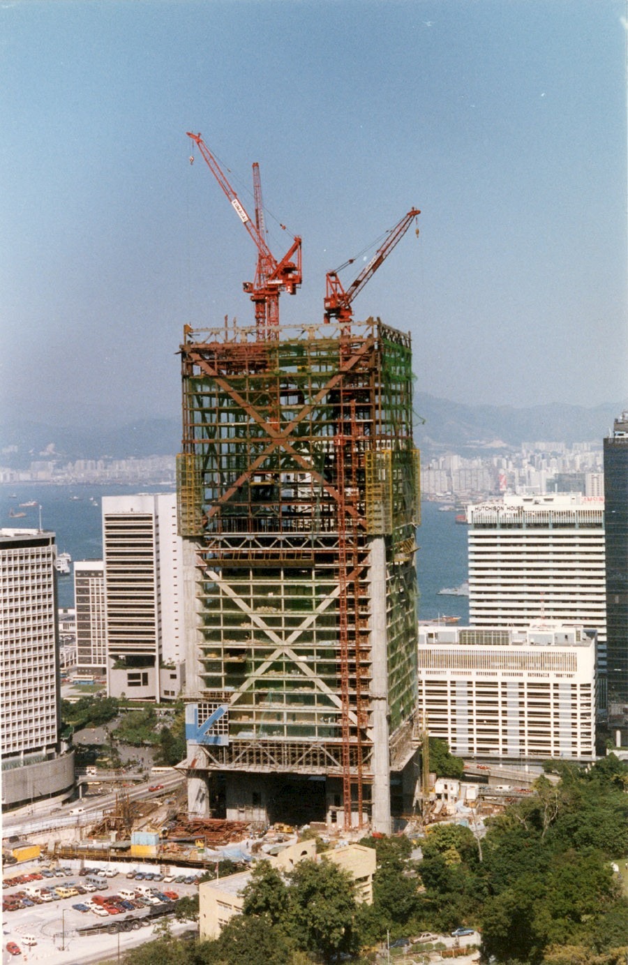 1987年興建中的香港中銀大廈。