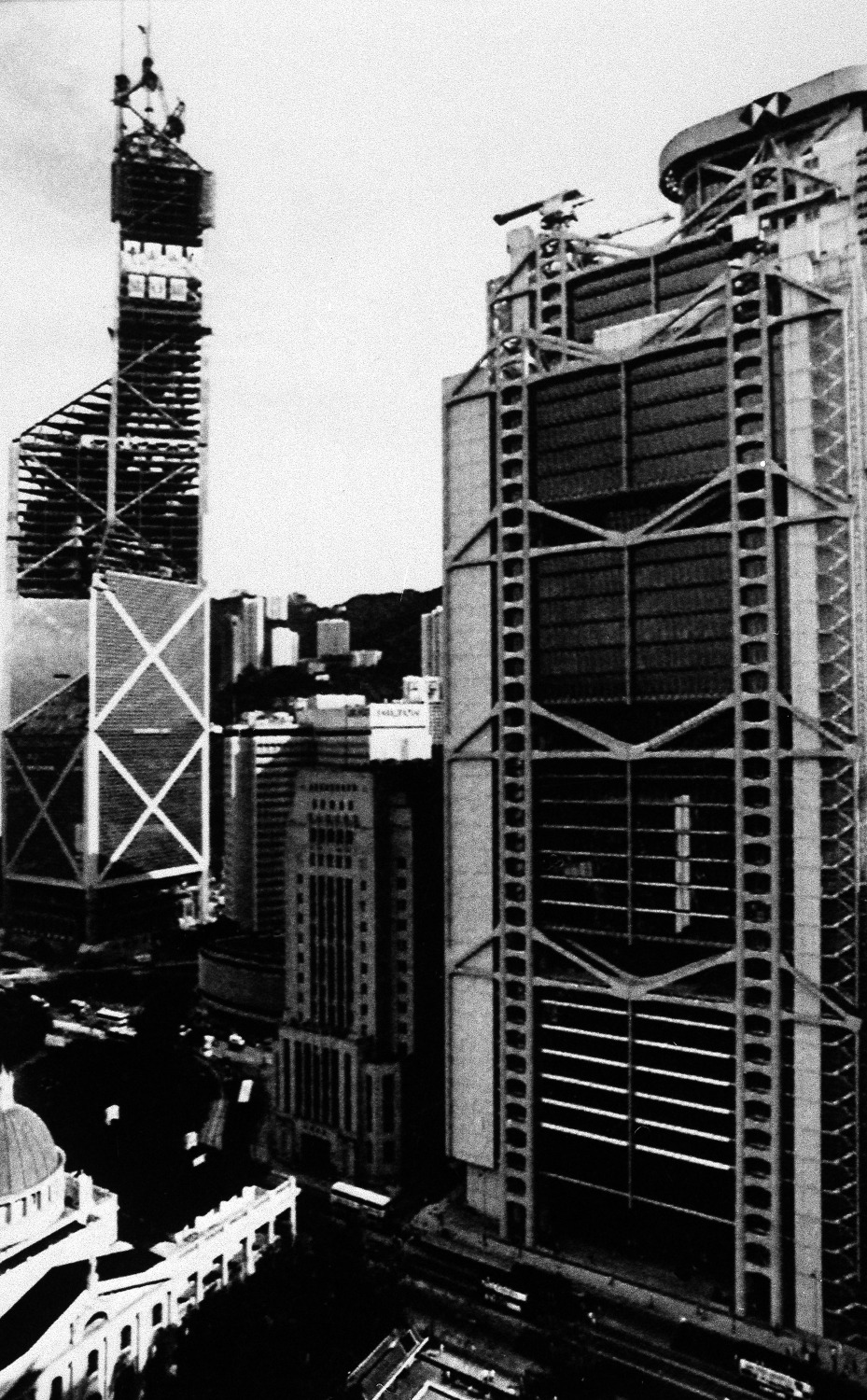 貝聿銘接下項目時已意識到，中銀大廈一定不能與象徵殖民統治的匯豐比下去。圖為1988年香港，當時滙豐已經落成，中銀尚在施工中。