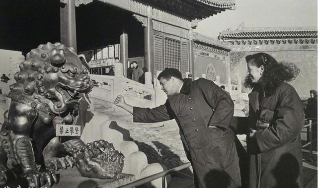 牽著妻子到訪北京的阿里，揮拳「挑戰」故宮門前的獅子。（網上圖片）