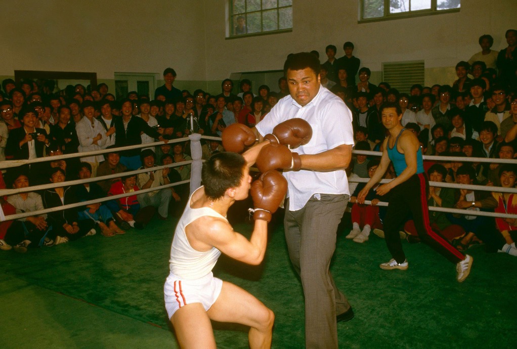 阿里1985年來華時，已被診斷出有柏金遜症，但也答應上台與中國拳手切磋。 （圖片來源：Getty）