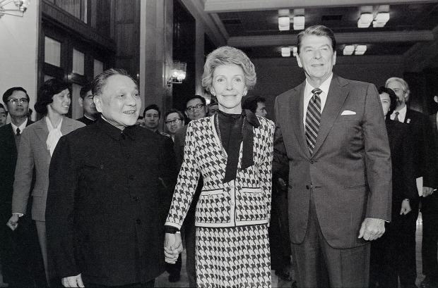 鄧小平（左）與列根夫婦在人民大會堂會面。（圖片來源：Getty）
