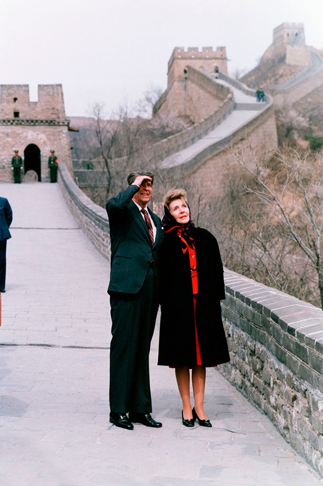 列根是首位在任時到中國訪問的美國總統，並與夫人一起登過長城。