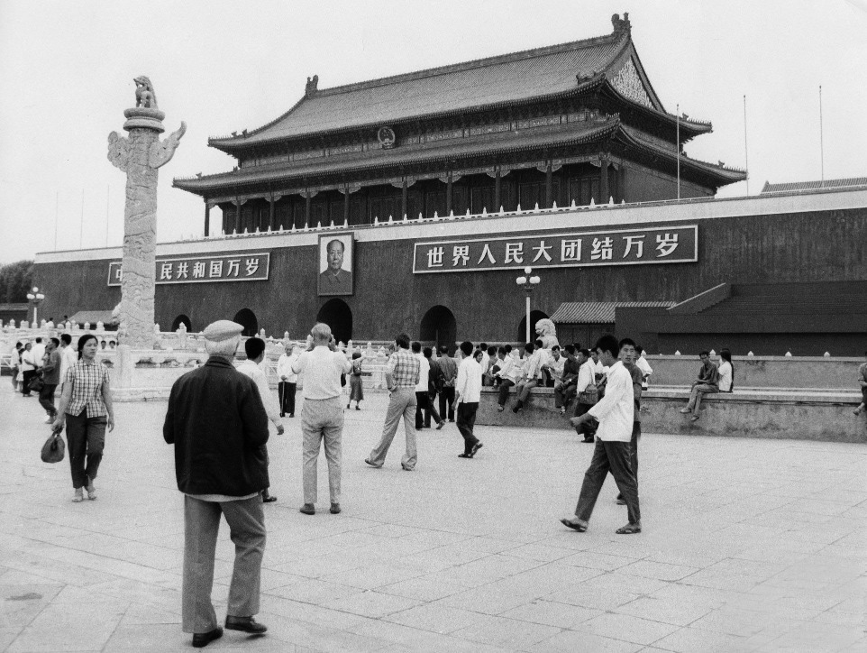 天安門城樓上的毛澤東像，並非建國的時候才懸掛上去的，而是1949年2月12日慶祝北平解放大會開始懸掛，甚至當年7月7日紀念盧溝橋抗戰12周年的時候，朱德的畫像也曾懸掛上去。直到當年10月1日建國大典後，才確立毛澤東象一直懸掛的傳統，而幾乎每年的國慶前夕，都會有工作人員更換一幅全新的畫像，以保持畫像整潔。（圖片來源：Getty）