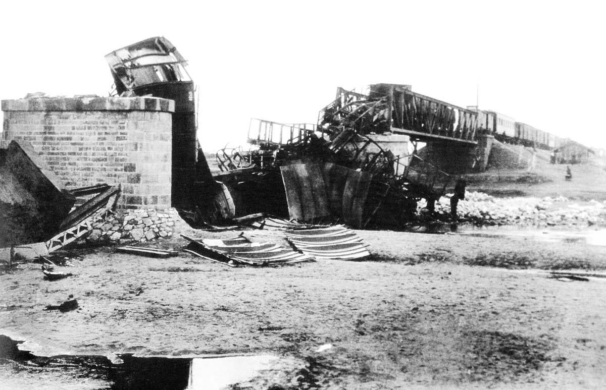 日本在1931年誣陷中國軍隊破壞南滿鐵路，開始其在東三省的侵略行為。（網上圖片）