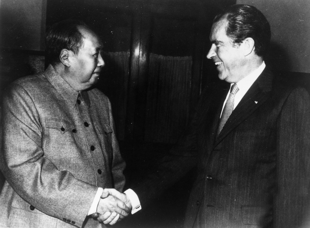 毛澤東（圖左）指中美關係正常化說是一把鑰匙，這個問題解決了，其他問題就迎刃而解了。圖片拍攝於1972年。