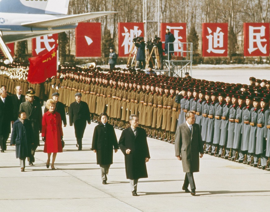 周恩來陪同尼克遜檢閱解放軍三軍儀仗隊。（圖片來源：Getty）