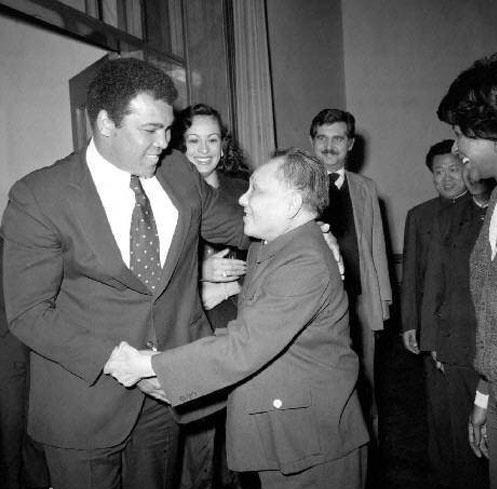 1979年12月，鄧小平在北京人民大會堂接見來自美國的傳奇拳王阿里(Muhammad Ali)。