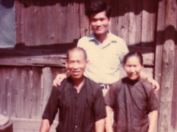 1982年，姜思章回家了。圖為他與家人的合照。（網上圖片）