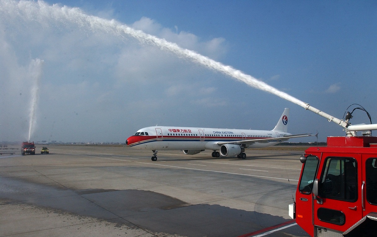 2008年12月15日，兩岸直航平日包機正式啟動，由上海浦東出發的東方航空首航班機，上午9時25分降落台北桃園機場，機場消防隊特別派消防車噴出水柱歡迎。（圖片來源：人民視覺）