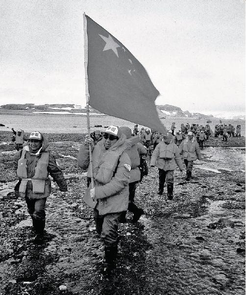1984年12月，中國南極洲考察隊隊長郭琨高舉五星紅旗，率領隊員登上了南極喬治王島。（網上圖片）