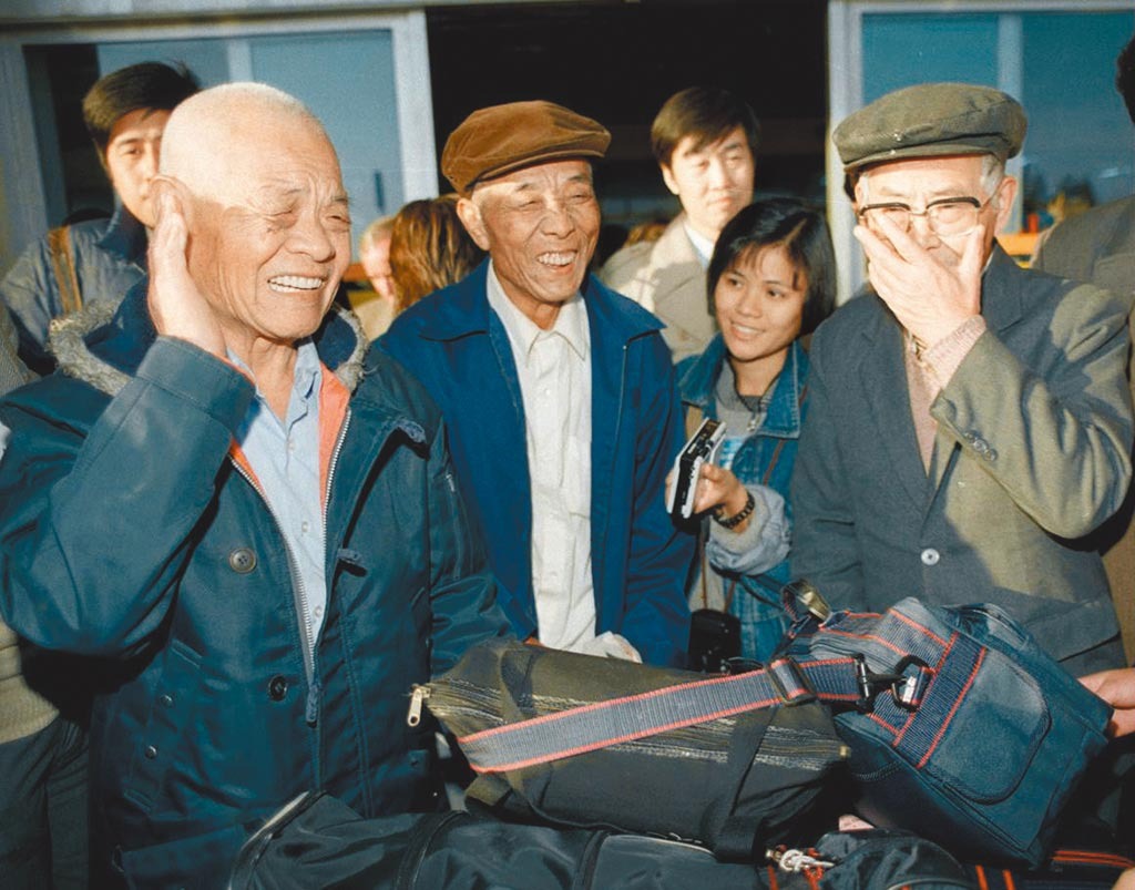 1987年底，86歲沙先生（左一）與失散38年的弟弟（右一）在北京機場重逢，悲喜交集。（網上圖片）