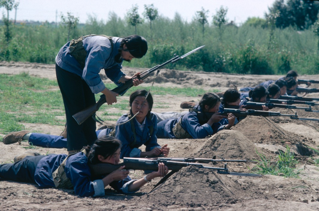 女民兵們除工作外，會參加射撃訓練。圖片攝於1979年。