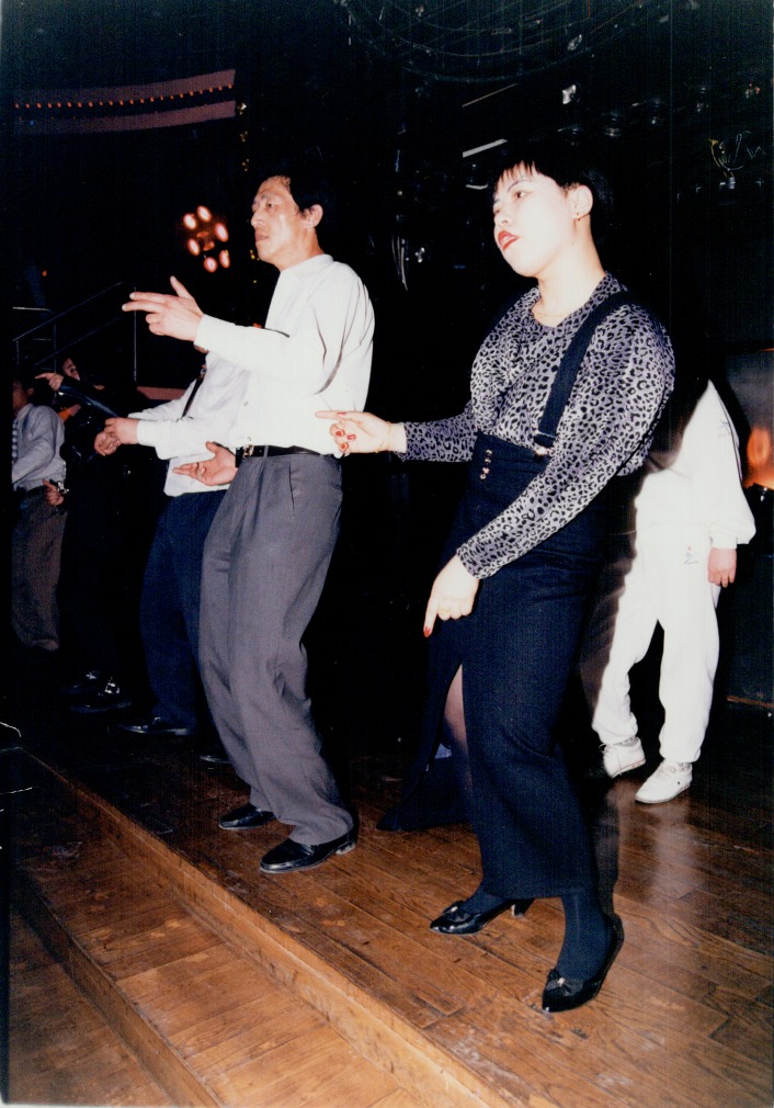1985年北京一家的士高內,人們不再打扮得一式一樣,身上換上入時和個性化的休閒便服。(圖片來源:Getty) 1985年北京一家的士高內,人們不再打扮得一式一樣,身上換上入時和個性化的休閒便服。(圖片來源:Getty)