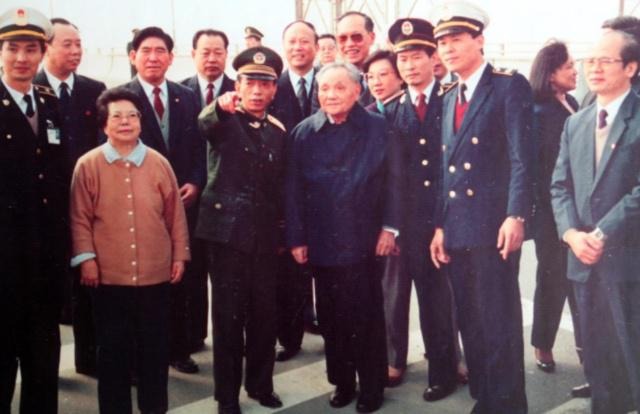 當代中國-改革開放-鄧小平南巡深圳遠眺香港 當代中國-改革開放-鄧小平南巡深圳遠眺香港