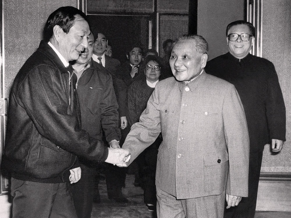 鄧小平1989年2月在上海過年，時任上海市委書記江澤民（右）及市長朱鎔基（左）亦陪伴在側。（網上圖片）