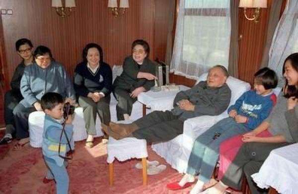 1988年鄧小平一家在上海西郊賓館聚天倫。（網上圖片）