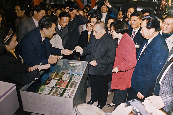 1992年2月，鄧小平在上海一間百貨公司參觀，女兒知道父親喜歡文具，就說「您就買幾樣吧」，鄧小平點頭說好，營業員給他挑了幾盒中華鉛筆及橡皮，女兒付了錢，跟鄧小平說︰「老爺子，這可是您建國以來第二次親自到商場買東西。」（網上圖片）