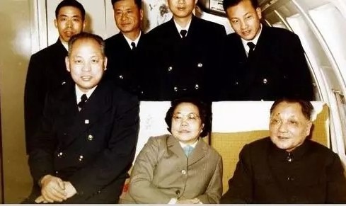 鄧小平及太太卓林與1979年駕駛飛機到美國的機長徐柏齡（前排右一）等人合照。（網上圖片）