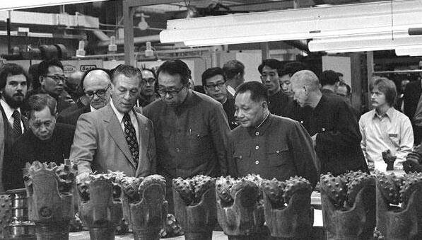 鄧小平說過,此行訪美目的之一,是了解美國人的生活和建設,學習一切有用的經驗。圖為他在休斯敦參觀工廠的情況(網上圖片)。 鄧小平說過,此行訪美目的之一,是了解美國人的生活和建設,學習一切有用的經驗。圖為他在休斯敦參觀工廠的情況(網上圖片)。