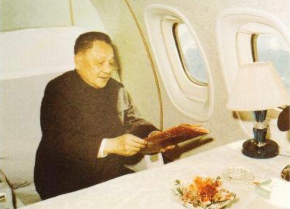 鄧小平在前往美國的專機上，在機艙服務員安排下，享用了一頓別出心裁的餃子飛機餐作為開年飯。（網上圖片）
