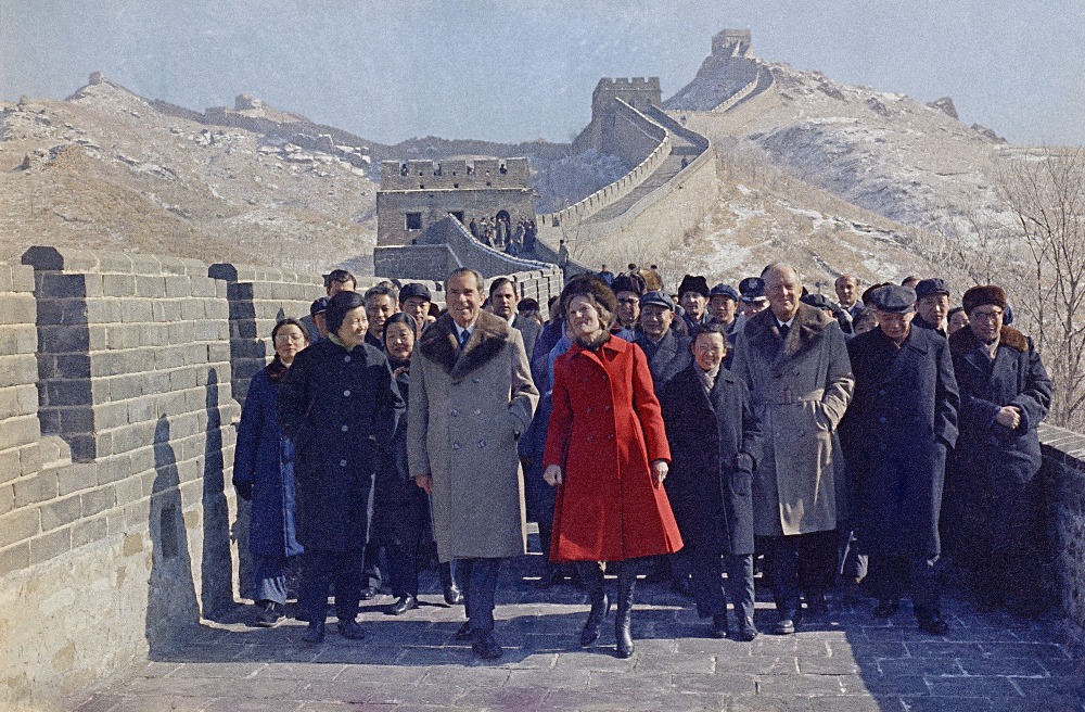 尼克遜在離開北京前登上長城，因前一天下了大雪，長城披着銀裝。尼克遜讚歎「只有一個偉大民族，才能造得出這樣一座偉大長城。」 （圖片來源：AP）