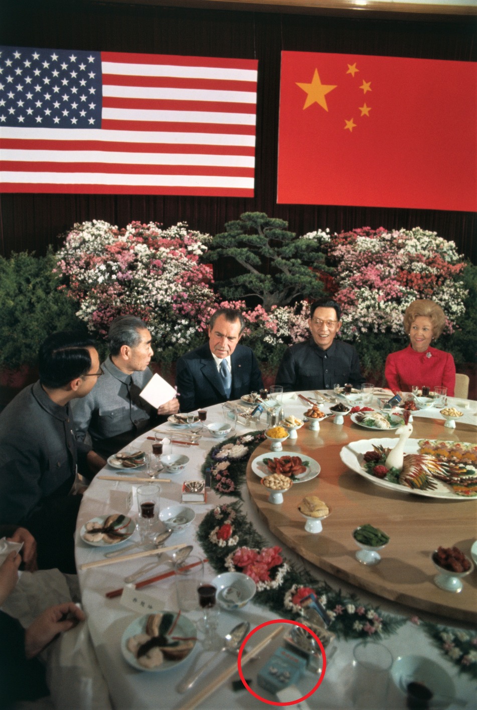 周恩來在尼克遜離開中國前，以餐桌上的熊貓香煙向尼克遜夫婦表示，將贈送兩頭國寶熊貓予美國。圖片所見，在他們的飯局上確有熊貓香煙的出現。（圖片來源：Getty）