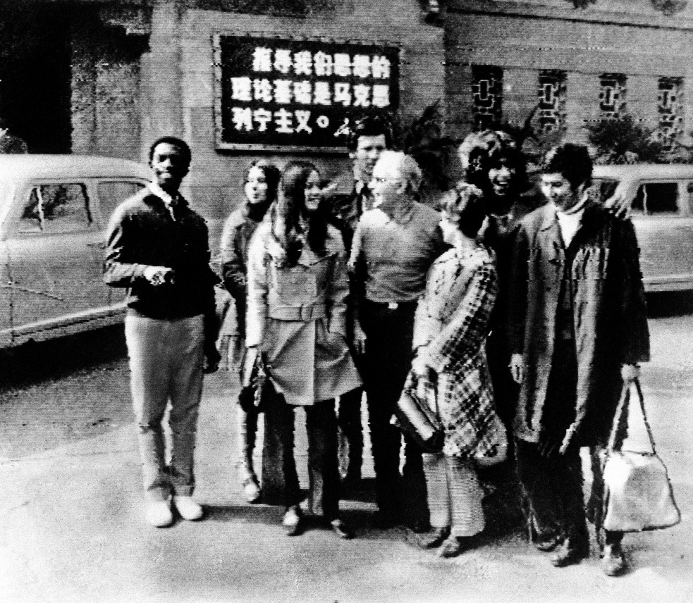 當時中國尚未改革開放，外國人對這個封閉國家所知甚少，對一切感到新鮮。圖為美國運動員在中國下塌的酒店前合照。（圖片來源：AP）