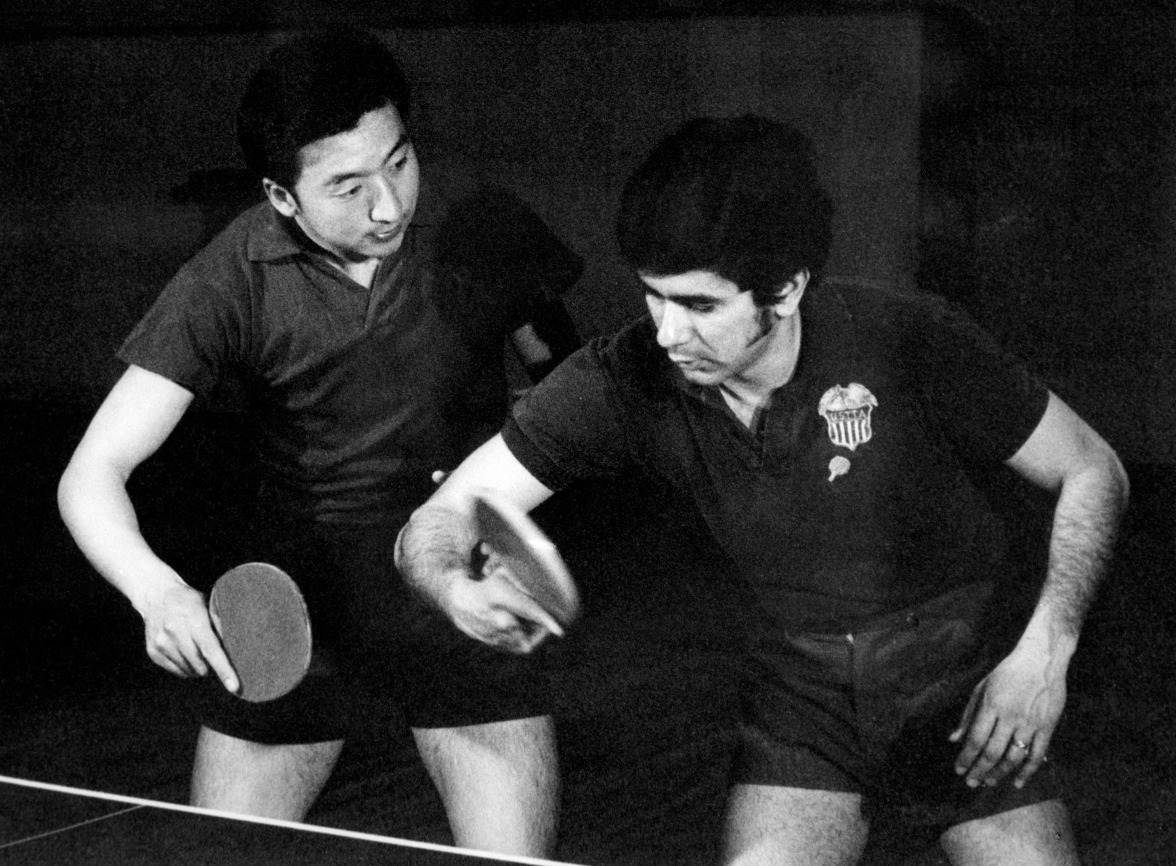 這是1949年後首次有美國運動員來中國，一場「乒乓外交」改寫中美關係。圖為美國隊訪華一星期間，與中國球員練習的情況。（圖片來源：Getty）