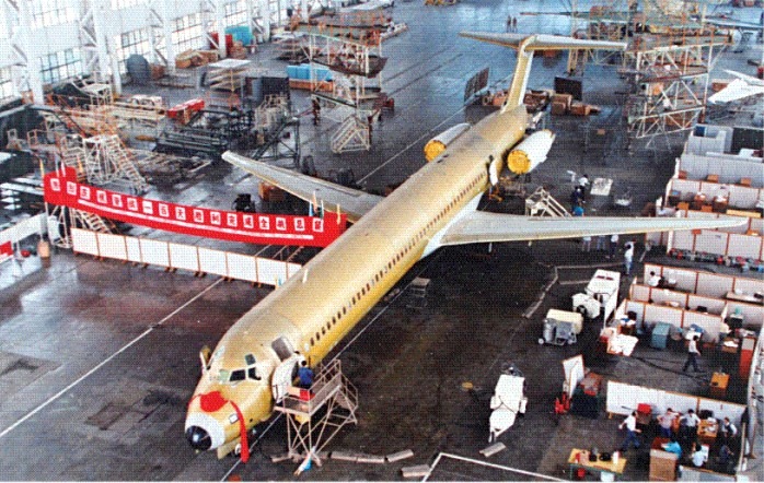 1987年5月,首架中美合作製造的MD-82麥道飛機,在改革開放下完成組裝,等候噴油。(網上圖片) 1987年5月,首架中美合作製造的MD-82麥道飛機,在改革開放下完成組裝,等候噴油。(網上圖片)