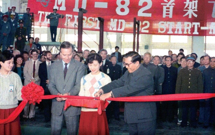 改革開放後，中美在1986年4月合作生產首架MD-82飛機在上海飛機製造廠舉行開工儀式。（網上圖片）