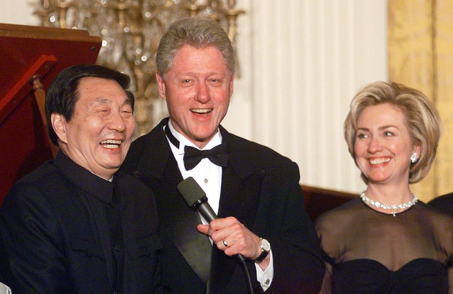 朱鎔基與克林頓的嬉笑背後，仍是中美關係角力。（圖片來源：Getty）