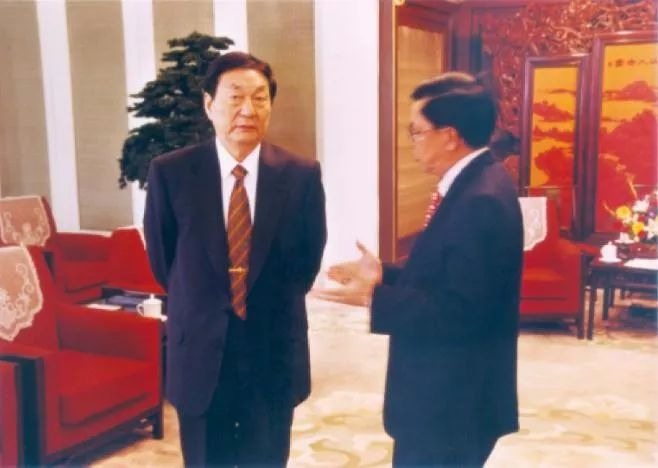 朱鎔基總理訪美前，中國入世談判首席代表龍永圖率領工作級代表團先行訪美，事前向朱鎔基請示。（網上圖片）