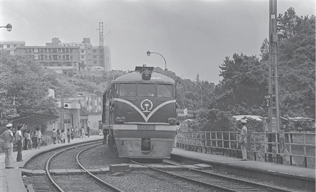 1979年4月，剛復開的九廣直通車由東風3型內機車牽引來港。圖為直通車途經大學站的情況。（圖片來源：《香港鐵路百年蛻變》）