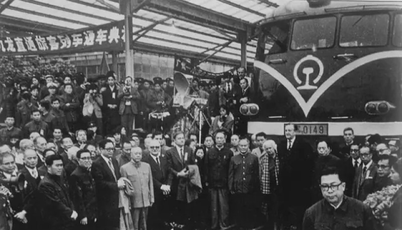 九廣鐵路1911年建成，1949年直通車中斷，至1979年復開，港督麥里浩夫婦成為直通車恢復開通後首批乘客。（網上圖片）