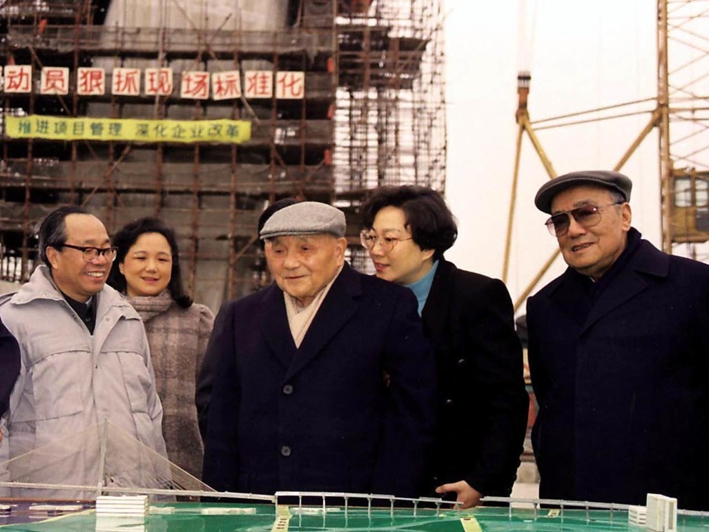 鄧小平到過南浦大橋不下一次，早於1992年2月，他已到過還是工地的楊浦大橋視察，觀看大橋設計模型。（網上圖片）