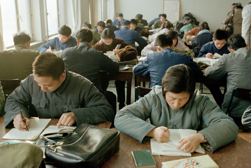 改革開放後，國家於1977年恢復高考，莘莘學子勤工儉學把握讀書機會。1977至1978兩年，全國逾千萬考生中，只有60多萬人獲取錄，那時考上大學，絕對是「天之驕子」。（圖片來源：AP）