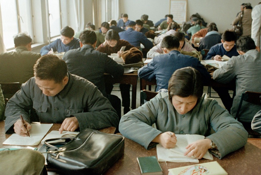改革開放後,國家於1977年恢復高考,莘莘學子勤工儉學把握讀書機會。1977至1978兩年,全國逾千萬考生中,只有60多萬人獲取錄,那時考上大學,絕對是「天之驕子」。(圖片來源:AP) 改革開放後,國家於1977年恢復高考,莘莘學子勤工儉學把握讀書機會。1977至1978兩年,全國逾千萬考生中,只有60多萬人獲取錄,那時考上大學,絕對是「天之驕子」。(圖片來源:AP)