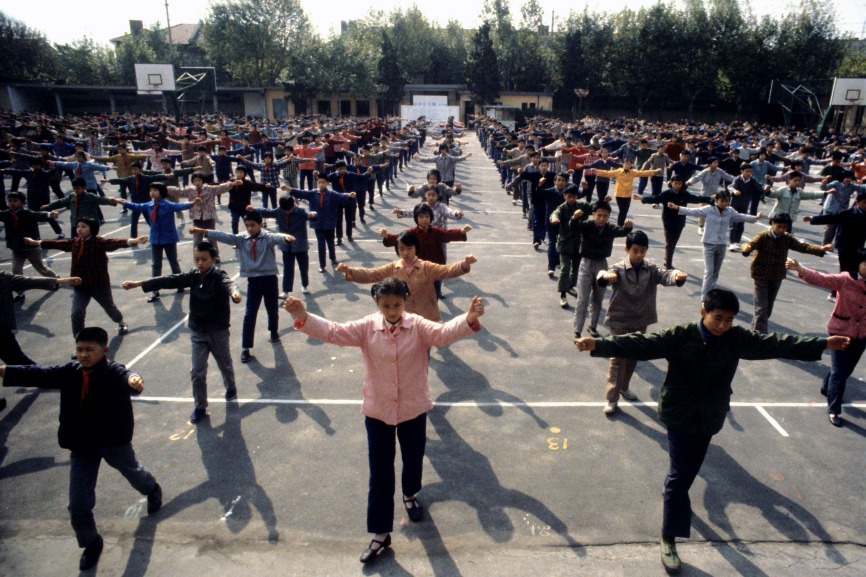 1980年改革開放後，上海一班高中生在操場做晨操。（圖片來源：Getty）