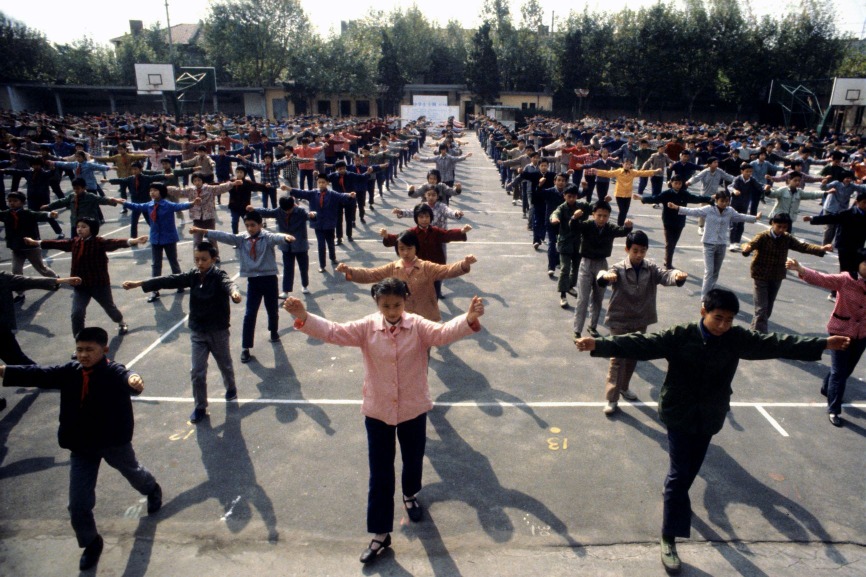 1980年改革開放後,上海一班高中生在操場做晨操。(圖片來源:Getty) 1980年改革開放後,上海一班高中生在操場做晨操。(圖片來源:Getty)