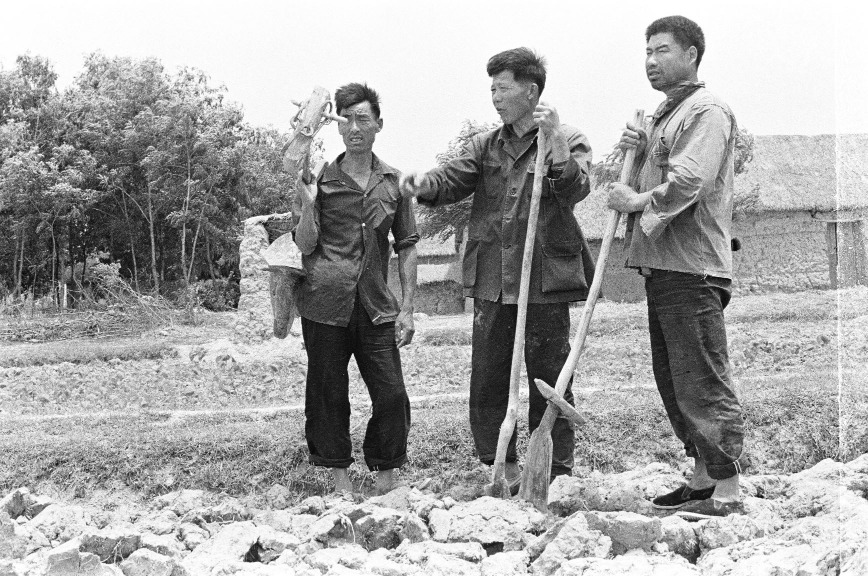 1979年改革開放的秋天，安徽鳳陽小崗村實行「包產到戶」的農戶之一（左起）嚴立坤、嚴俊昌、嚴立學，站在自己承包的土地上，心中充滿希望。（圖片來源：人民視覺）