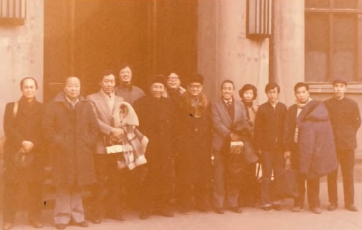 1978年底，新華社邀請伍淑清（右四）等約十名港商回內地考察，希望他們在改革開放政策下投資內地。（網上圖片）