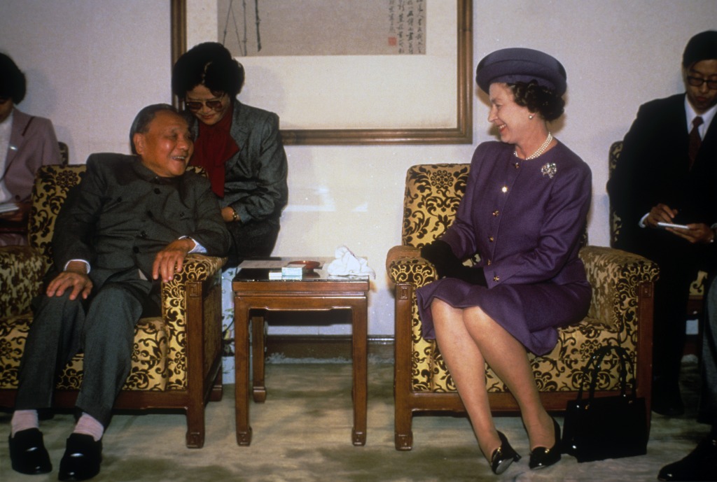當年英女王與鄧小面會面，聽到對方說中文，讓她有些緊張，後來經翻譯解釋，才知道鄧小平說「我作為一位中國的老人歡迎你的到來」，這逗得女王哈哈大笑。（圖片來源：Getty）