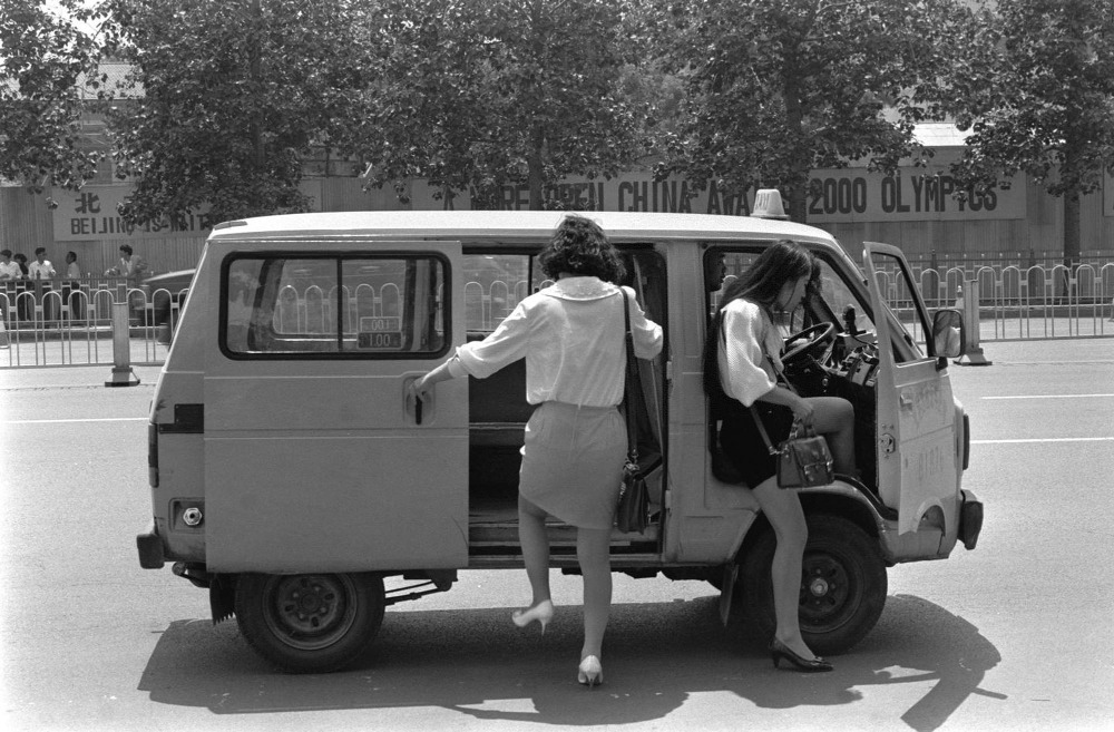 80年代末，中央電視台也有播放過天津大發麵包車的廣告，廣告口號為：「要發家，買大發，發發發！」圖片攝於1993年，兩位打扮時髦的女士在北京街頭登上一輛「麵的」。（網上圖片）