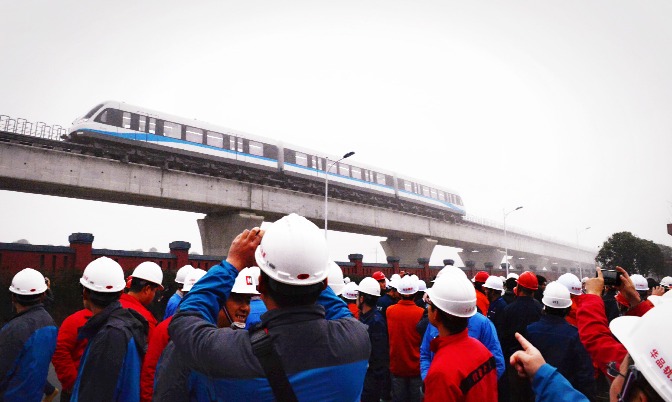中國第一架國產磁浮列車早於2005年在湖南長沙面世，不過長沙磁浮快線一直等到2016年5月才投入服務。該條線路全長18.55公里，以時速100公里的中低速營運。（圖片來源：視覺中國）