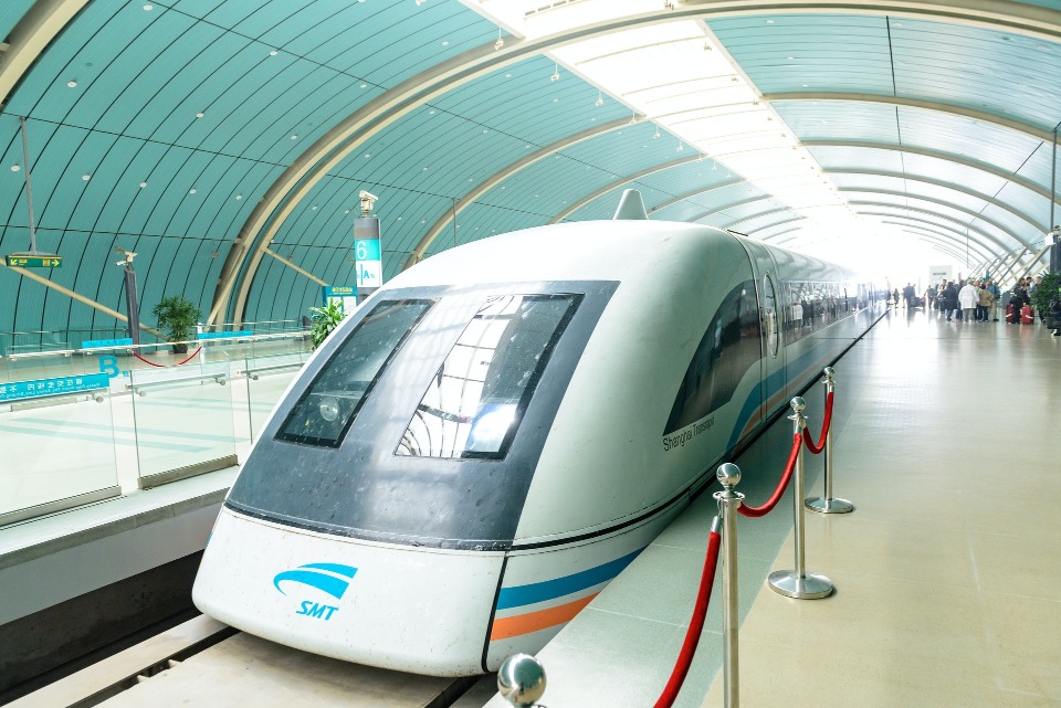 截至2020年底，中國鐵路總長度超過14萬公里，其中近4公里為高鐵。磁浮列車的尖端技術作為軌道交通的「制高點」，成為各鐵路先進國均想攻陷的戰略高地。圖為2002年12月通車、2006年投入商業營運的上海磁浮列車。（圖片來源：視覺中國）
