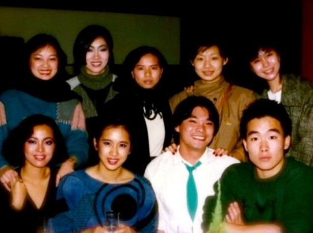 白天鵝賓館首次週年慶，朱玲玲邀請包括鄧達智（下排右二）在內多位香港設計師前往廣州作時裝演出。