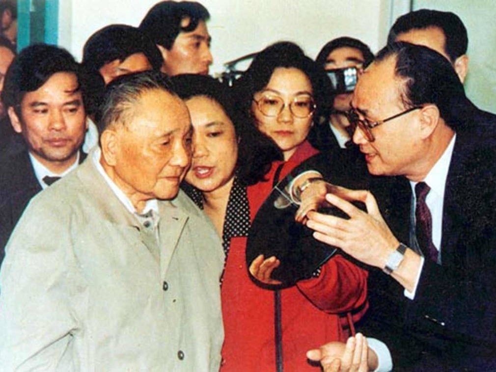 圖片攝於1992年，鄧小平南巡時視察深圳一家激光企業的情況。（網上圖片）