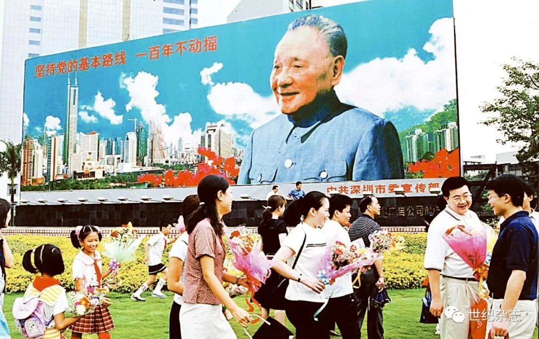 位於深圳福田區深南大道的鄧小平畫像，曾經是不少人的「打卡」熱點，與這位改革開放總設計師合照。（網上圖片）